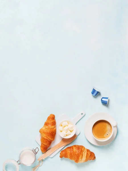 Bovenaanzicht Van Koffie Espresso Met Capsules Croissants Boter Blauwe Pastel — Stockfoto