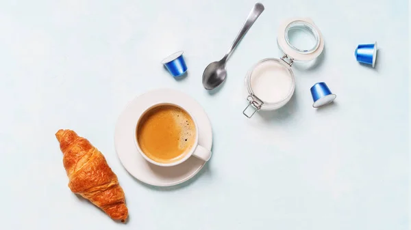 Café Expresso Com Cápsulas Croissant Manteiga Fundo Pastel Azul — Fotografia de Stock