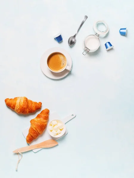 Kávé Espresso Kapszula Croissant Vaj Pasztell Kék Alapon — Stock Fotó