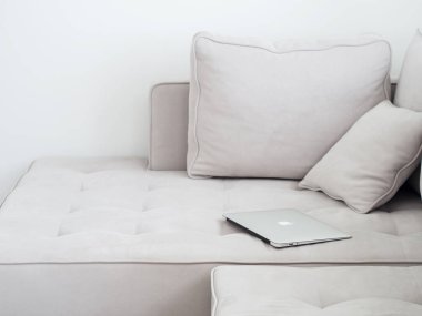 Gümüş dizüstü gri kanepeye, minimalist tarzı yalan 