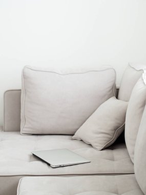 Gümüş dizüstü gri kanepeye, minimalist tarzı yalan 