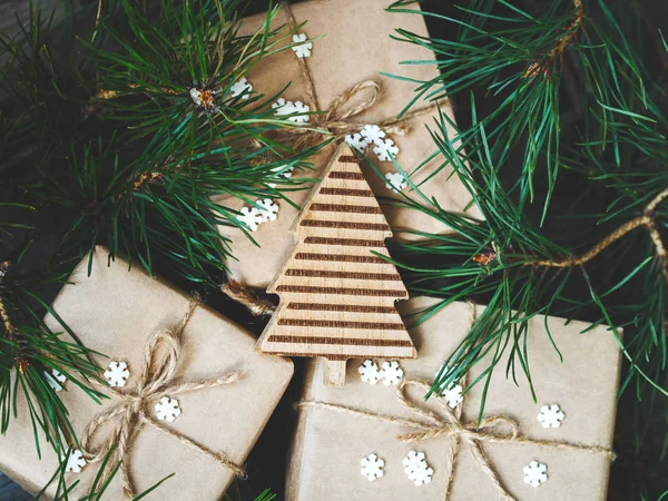 Vista Vicino Dei Regali Natale Carta Kraft Con Giocattoli Legno — Foto Stock