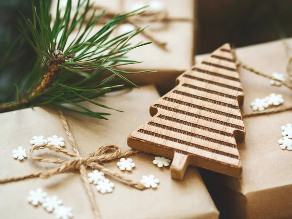 Vista Vicino Dei Regali Natale Carta Kraft Con Giocattoli Legno — Foto Stock
