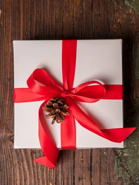 Bovenaanzicht Van Witte Geschenkdoos Met Rood Lint Kegel Grungy Houten — Stockfoto