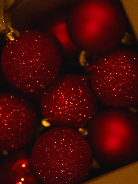 Blick Auf Rot Glitzernde Weihnachtskugeln — Stockfoto