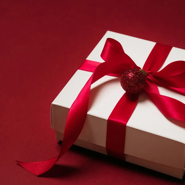 Κλείστε Την Προβολή Του Δώρο Κουτί Κόκκινη Κορδέλα Και Μπάλα — Φωτογραφία Αρχείου