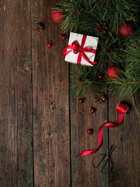 Witte Doos Met Pijnboomtakken Christams Kerstballen Met Een Schaar Zeewieren — Stockfoto