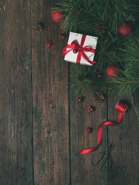 Witte Doos Met Pijnboomtakken Christams Kerstballen Met Een Schaar Zeewieren — Stockfoto