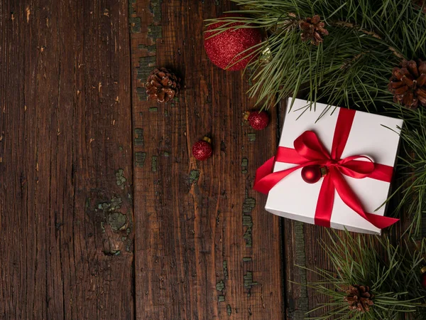 Witte Geschenkdoos Ingericht Rood Lint Glitter Ballen Met Pijnboomtakken Kegels — Stockfoto