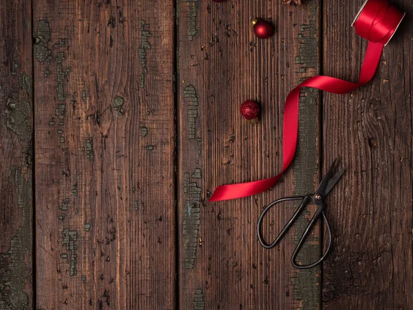 Röda Julgranskulor Med Sax Och Julklappar Inslagning Tejp Vintage Trä — Stockfoto