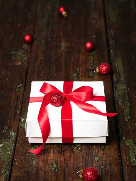 Caja Regalo Blanca Decorada Con Cinta Roja Bolas Brillo Sobre —  Fotos de Stock