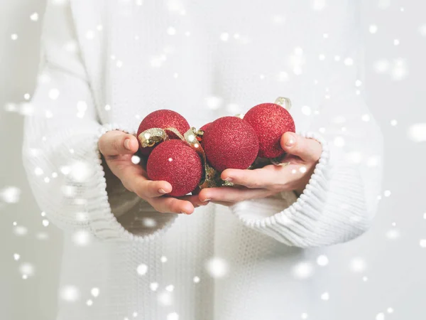 Mujer Suéter Blanco Cálido Que Sostiene Pila Bolas Rojas Navidad — Foto de Stock