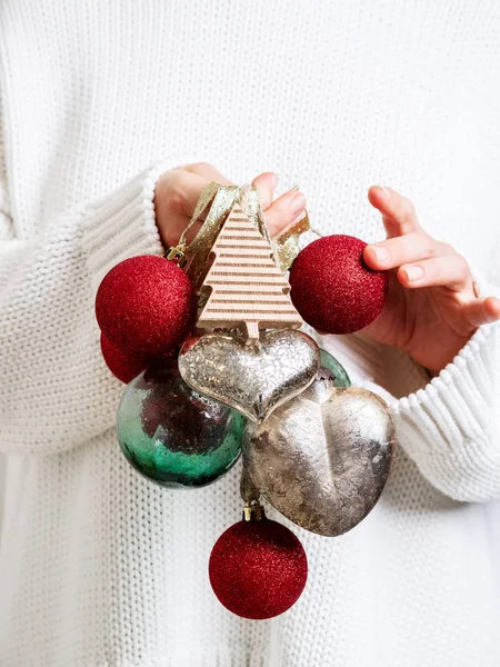 Mulher Camisola Quente Segurando Brinquedos Árvore Natal Vintage Mãos Isoladas — Fotografia de Stock