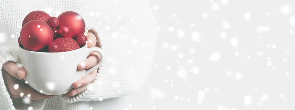 Donna Maglione Bianco Che Tiene Tazza Mano Con Palle Natale — Foto Stock