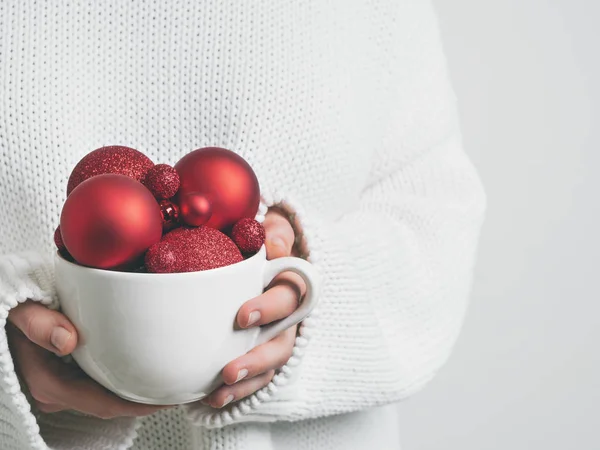 Donna Caldo Maglione Bianco Che Tiene Tazza Mano Con Palle — Foto Stock