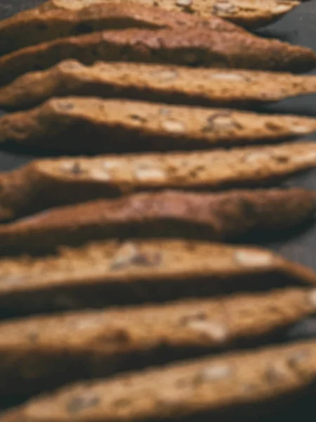 Nahaufnahme Von Frisch Gekochten Italienischen Biscotti Auf Braunem Hintergrund Defokussiert — Stockfoto