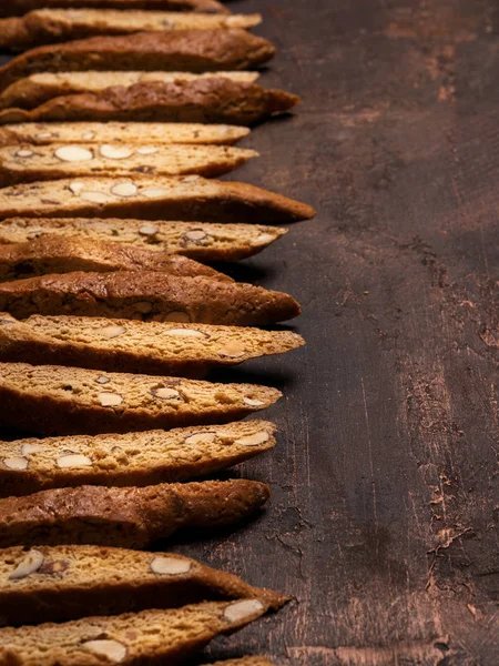 Schließen Ansicht Von Frisch Gekochten Italienischen Biscotti Auf Braunem Hintergrund — Stockfoto