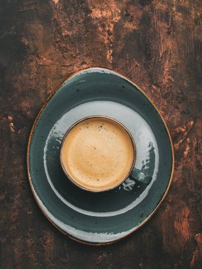 Espresso fincan koyu bakır arka plan üzerinde yukarıdan 