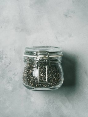 Chia tohum cam beton zemin üzerine