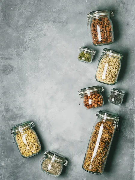 Montón Frascos Vidrio Con Almendras Anacardos Cacahuetes Avellanas Nueces Semillas — Foto de Stock