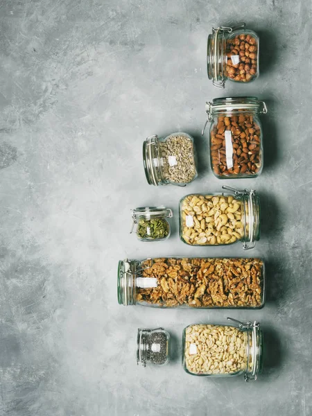 Hilera Almendras Anacardos Cacahuetes Avellanas Nueces Semillas Chía Girasol Semillas — Foto de Stock