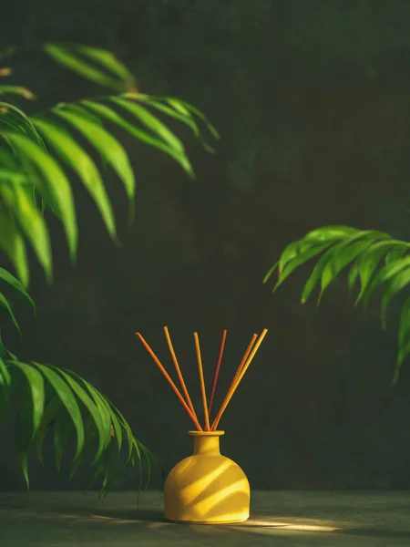 Palmiye Yaprakları Koyu Zemin Üzerine Rattan Çubuklarla Koku Difüzör — Stok fotoğraf
