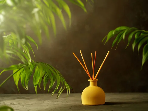 Aroma Reed Diffuser Geur Met Rotan Stokken Donkere Achtergrond Met — Stockfoto