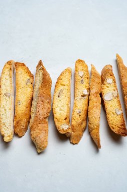 Işık yüzey üzerinde geleneksel İtalyan bisküvi satır görünümü Kapat 