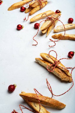 Taze pişmiş bisküvi ile Noel dekor taş yüzeyinde iple bağlı görünümü Kapat
