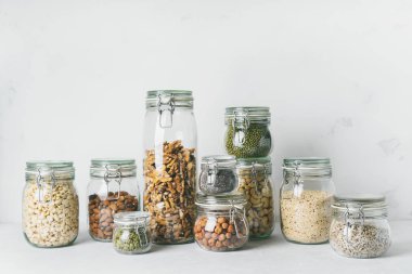 Badem, kaju fıstığı, fıstık, fındık, ceviz ve Chia Tohumu, mung fasulye, quinoa topluluğu, ayçekirdeği cam kavanozlar