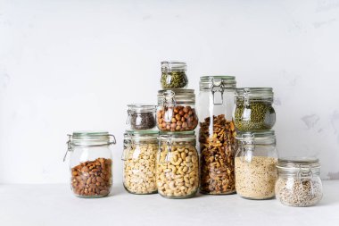 Badem, kaju fıstığı, fıstık, fındık, ceviz ve Chia Tohumu, mung fasulye, quinoa topluluğu, ayçekirdeği cam kavanozlar