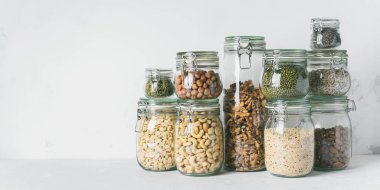 Koleksiyon cam kavanozlar badem, kaju fıstığı, fıstık, fındık, ceviz ve Chia Tohumu, mung fasulye, quinoa, ayçiçeği tohumu ile