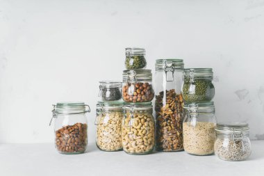 Koleksiyon cam kavanozlar badem, kaju fıstığı, fıstık, fındık, ceviz ve Chia Tohumu, mung fasulye, quinoa, ayçiçeği tohumu ile