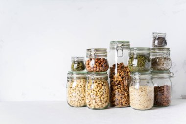Koleksiyon cam kavanozlar badem, kaju fıstığı, fıstık, fındık, ceviz ve Chia Tohumu, mung fasulye, quinoa, ayçiçeği tohumu ile