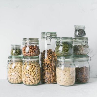 Koleksiyon cam kavanozlar badem, kaju fıstığı, fıstık, fındık, ceviz ve Chia Tohumu, mung fasulye, quinoa, ayçiçeği tohumu ile