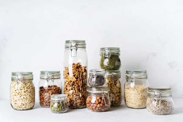 Badem, kaju fıstığı, fıstık, fındık, ceviz ve Chia Tohumu, mung fasulye, quinoa topluluğu, ayçekirdeği cam kavanozlar