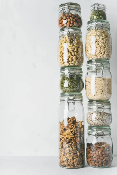 Torres Frascos Vidrio Con Almendras Anacardos Cacahuetes Avellanas Nueces Semillas — Foto de Stock