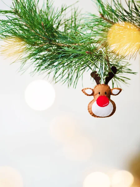 Juguete Árbol Navidad Reno Ramas Abeto Sobre Fondo Claro — Foto de Stock