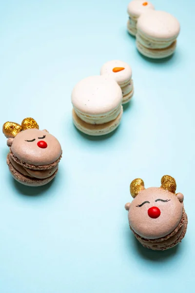 Galletas Almendra Macaron Francés Forma Muñecos Nieve Ciervos Sobre Fondo — Foto de Stock