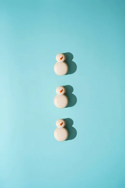 Deliciosas Galletas Almendra Macaron Francés Forma Muñecos Nieve Sobre Fondo — Foto de Stock