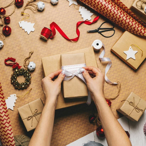 Vista Dall Alto Della Confezione Regalo Mani Femminili Con Nastro — Foto Stock