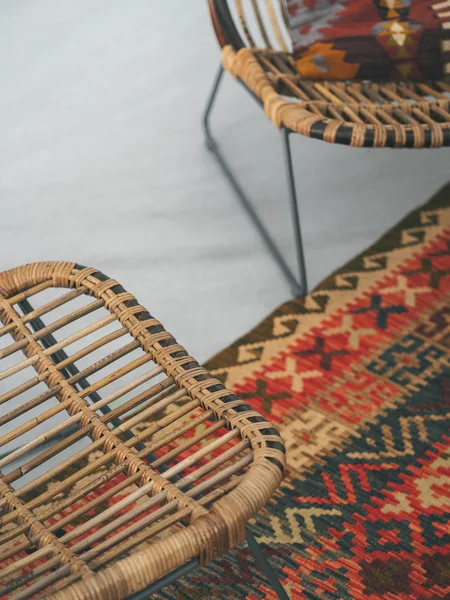 Naturalne Rustykalne Wiklinowe Fotele Rattanowe Poduszki Kolorowe Mozaiki Kilim Orientalny — Zdjęcie stockowe