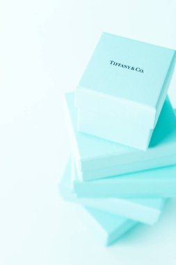 Tiffany kutuları tiffany mavi renk pastel zemin üzerine yığını