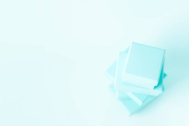 Tack kutuları yüksek açılı görünüş tiffany mavi renk pastel arka plan üzerinde