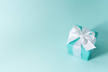 mavi renk kutusunu pastel mavi zemin üzerine ipek kurdele ile bağlanmış 