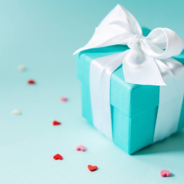 Kutu küçük kırmızı kalpler tiffany mavi renk pastel zemin üzerine beyaz ipek kurdele ile bağlı