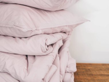 Çarşaf Yastık, battaniye ahşap yüzey üzerinde pembe pastel renklerde yığın görünümü Kapat
