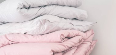 Çarşaf Yastık, battaniye beyaz ve pembe pastel renklerde yığın görünümü Kapat