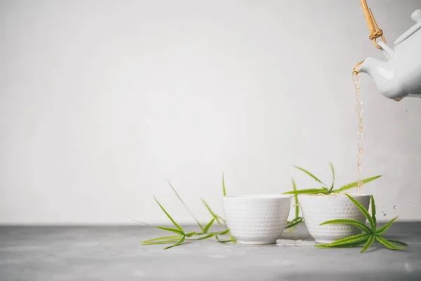 Női Kéz Öntés Zöld Tea Egy Teáskannát Fehér Háttér Másol — Stock Fotó