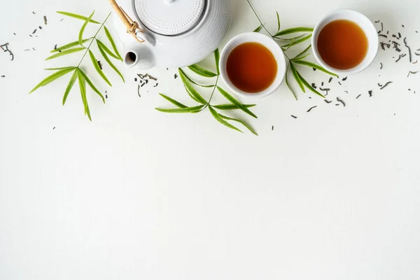 Conjunto Asiático Com Chá Verde Xícaras Bule Chá Fundo Branco — Fotografia de Stock